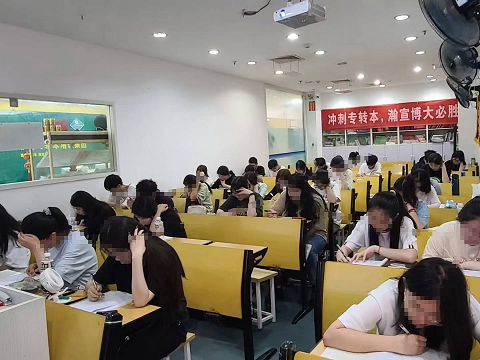 参加五年制专转本暑假集训后如何稳住学习节奏不退步